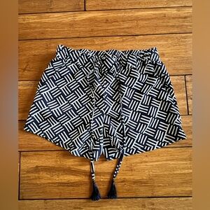 The Limited. Navy and White Patterned High Waist Shorts. Size XS